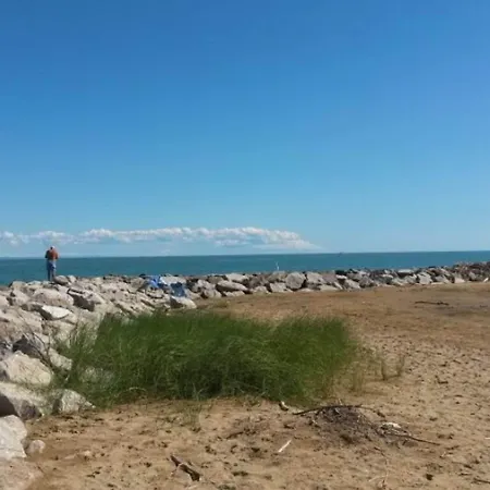 Coastal Escape Flat With Common Pool Апартаменты *