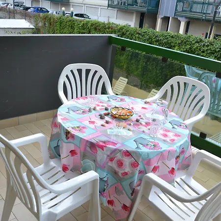 Coastal Escape Flat With Common Pool 아파트
